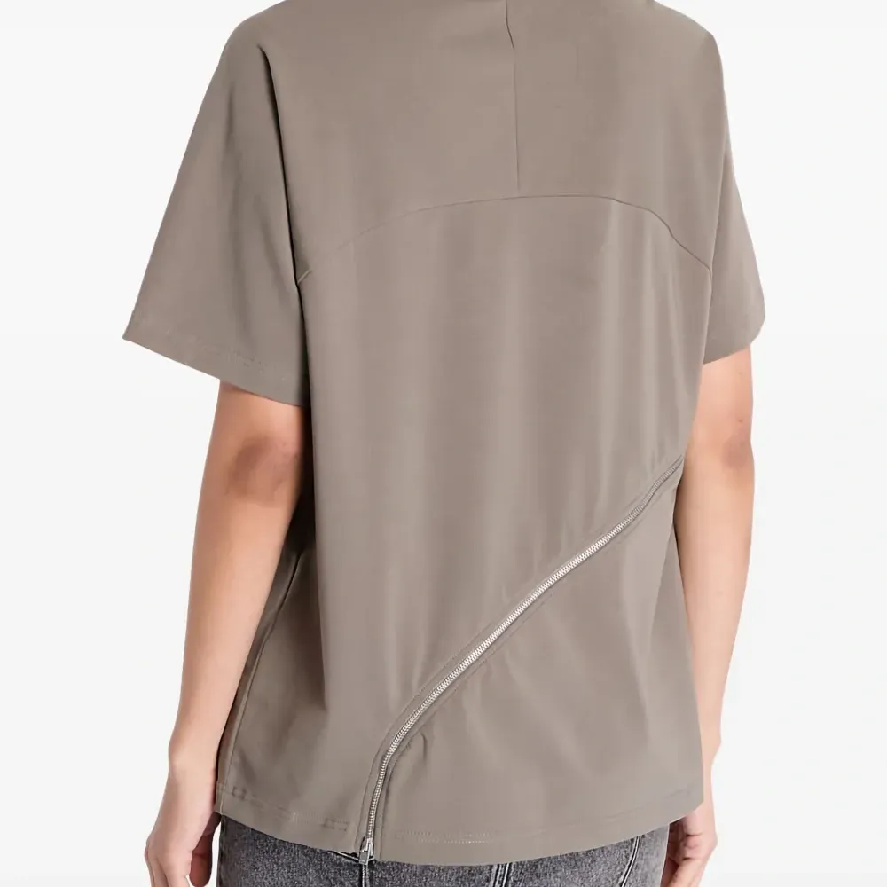 Футболка с молниями