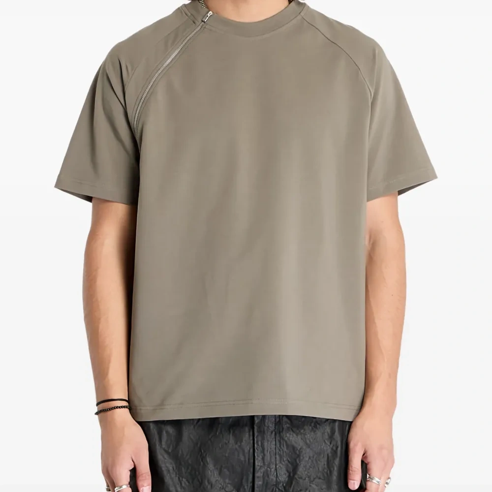 Футболка с молниями