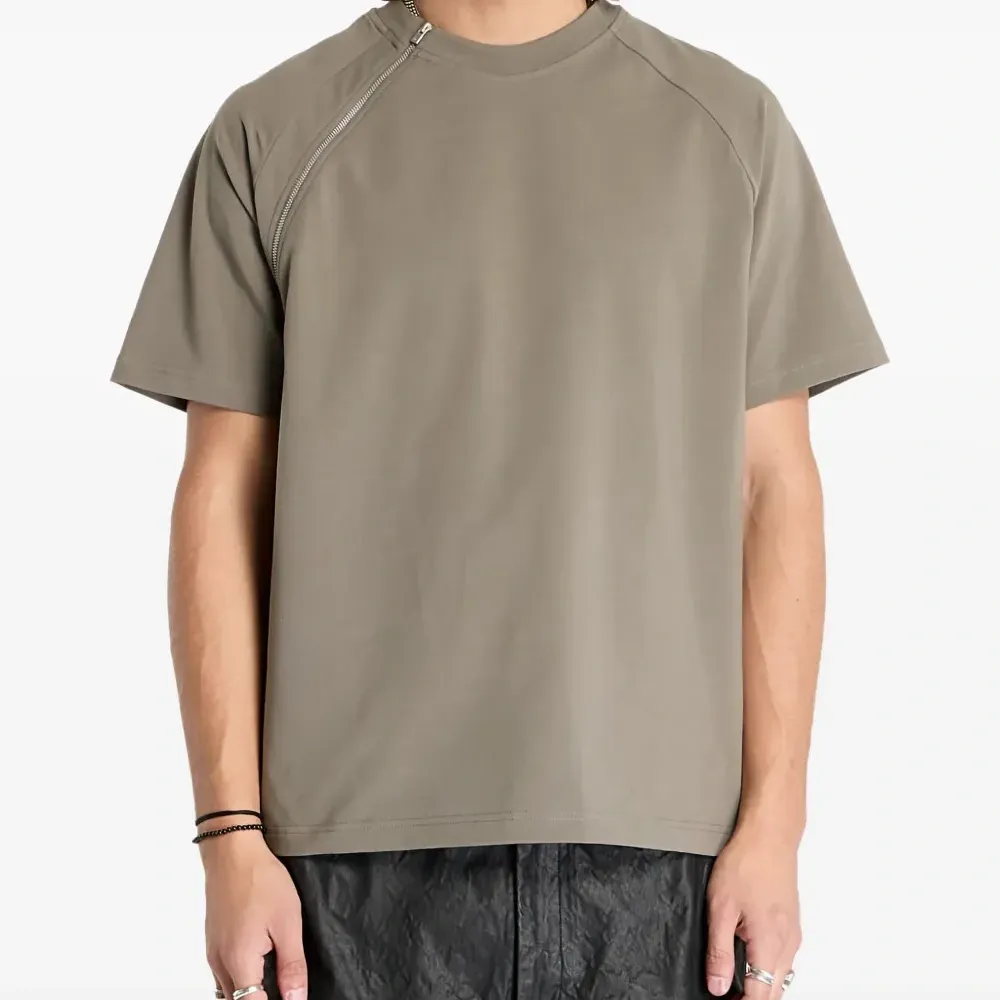 Футболка с молниями