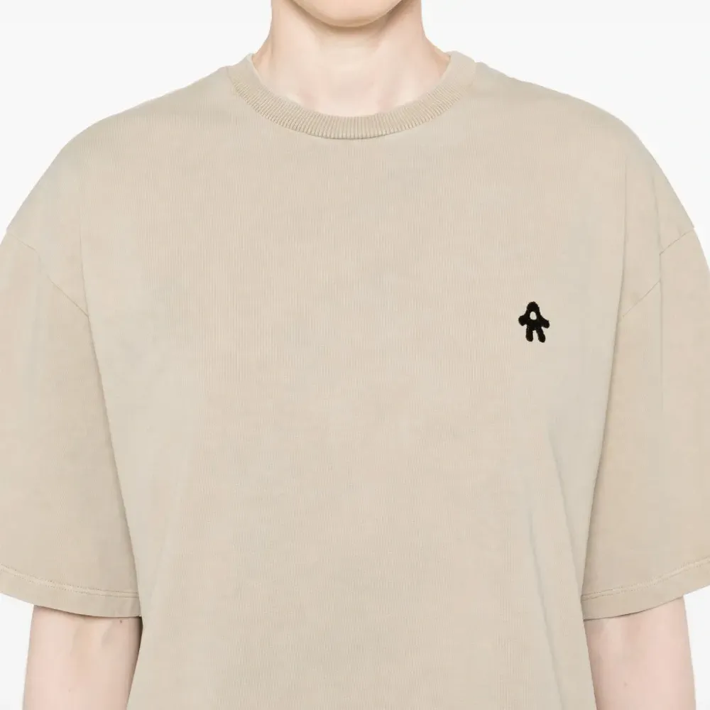 Футболка с вышитым логотипом Футболка с вышитым логотипом