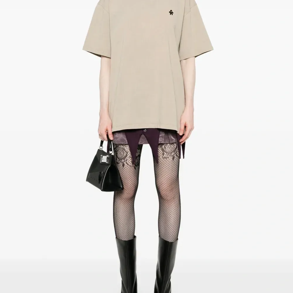 Футболка с вышитым логотипом Футболка с вышитым логотипом