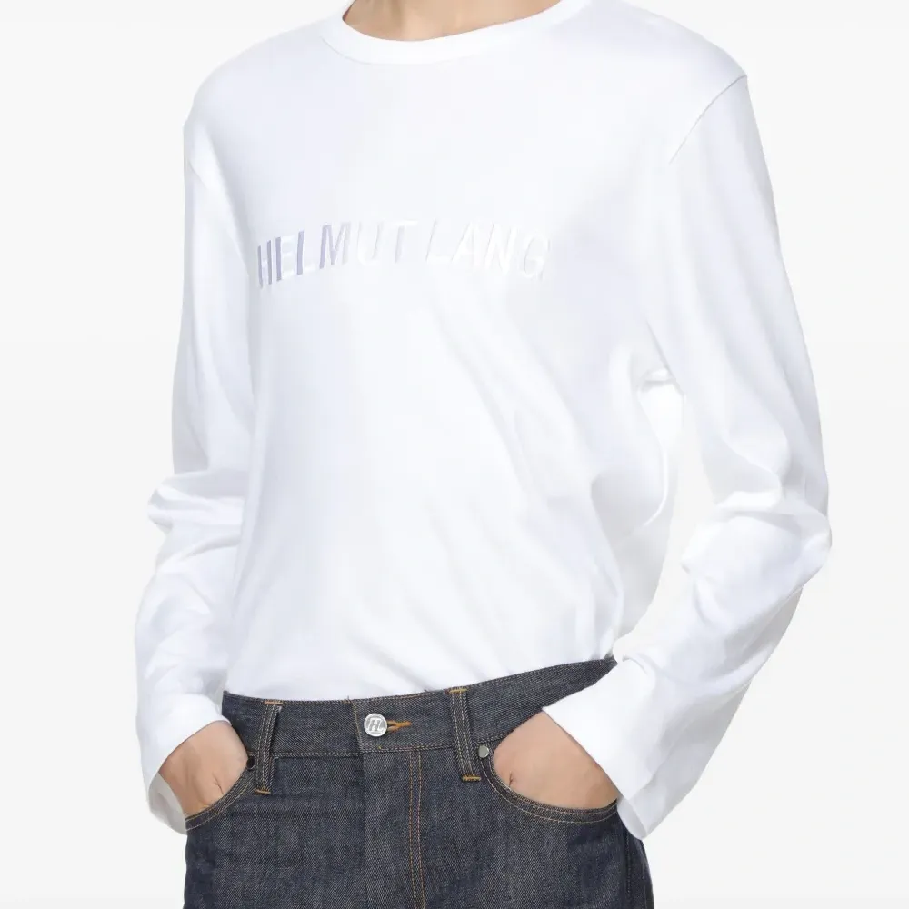 Футболка с вышитым логотипом Футболка с вышитым логотипом