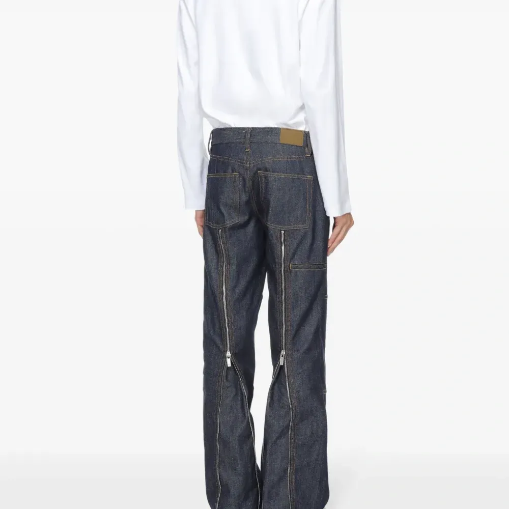 Футболка с вышитым логотипом Футболка с вышитым логотипом