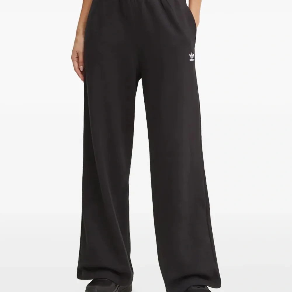 Спортивные брюки с вышитым логотипом Спортивные брюки с вышитым логотипом