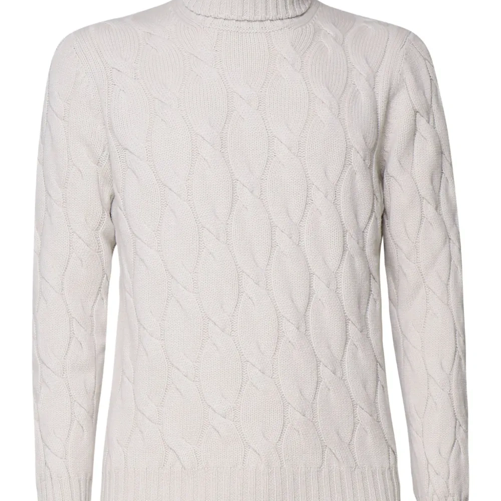 свитер фактурной вязки с высоким воротником