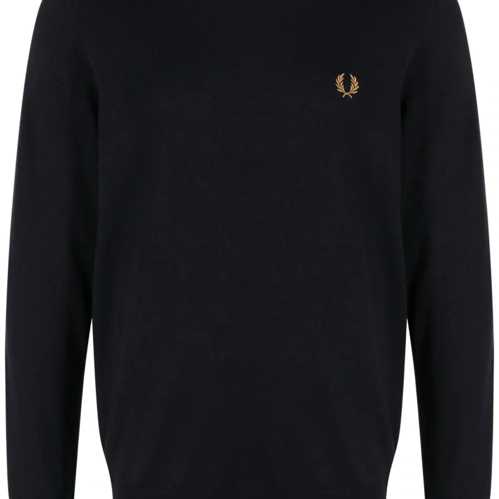 Свитер с вышитым логотипом