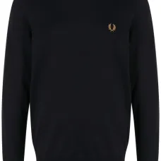 Свитер с вышитым логотипом