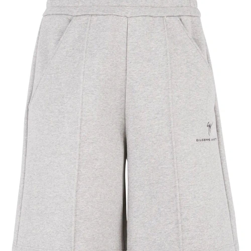 Шорты с вышитым логотипом