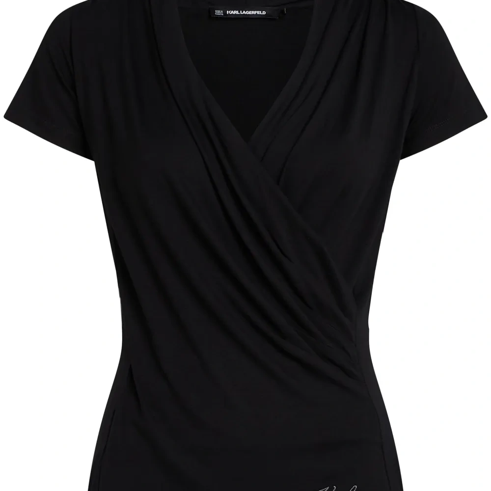 Футболка с V-образным вырезом