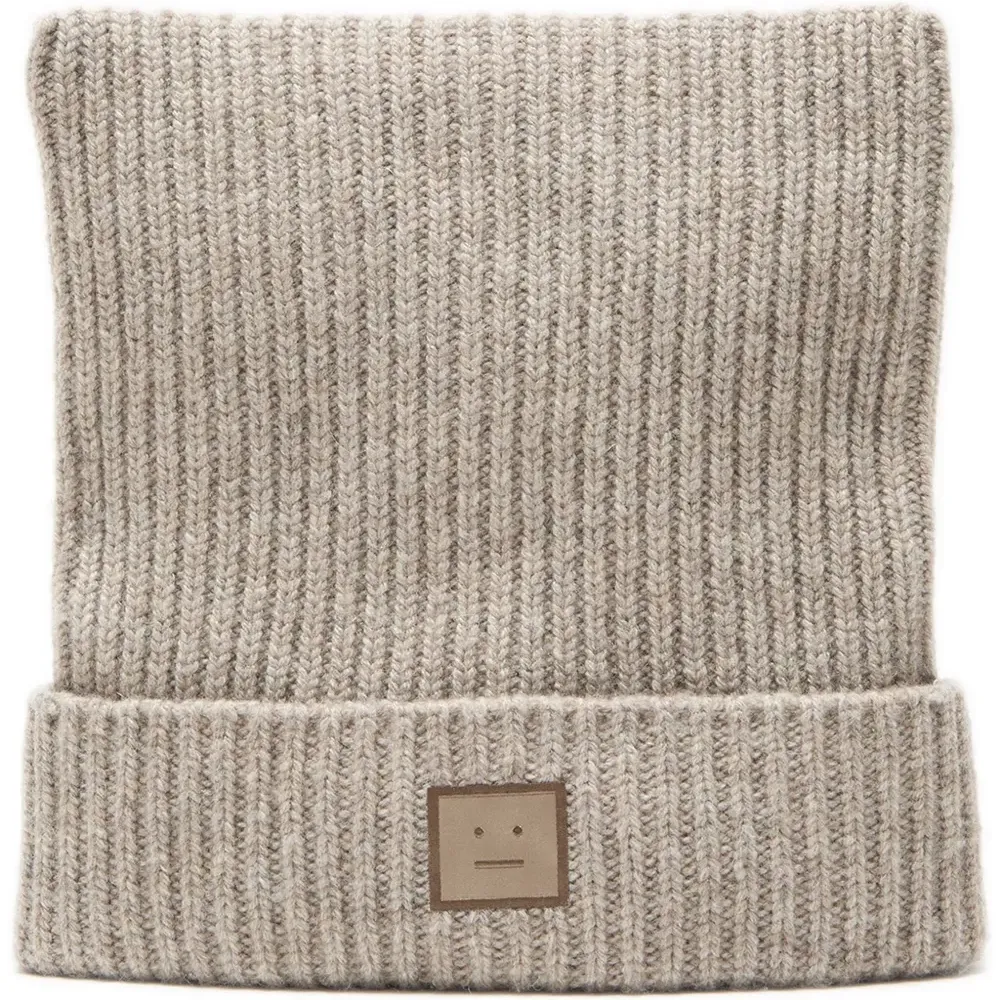 Шапка бини с аппликацией