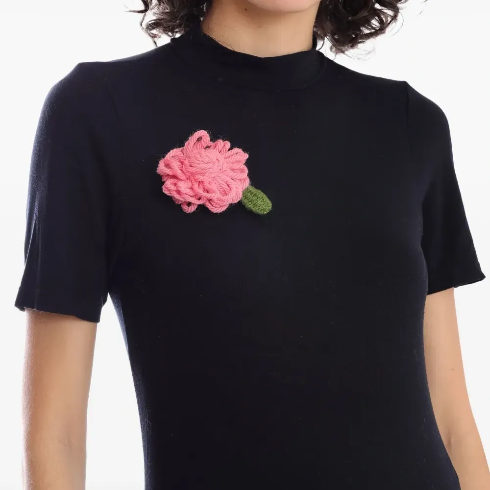 Брошь с цветочным декором