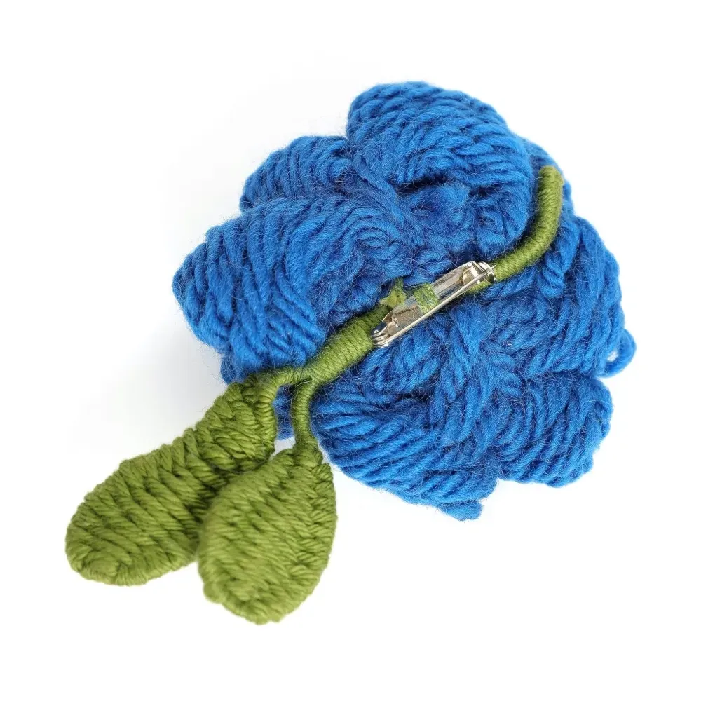 Брошь с цветочным декором