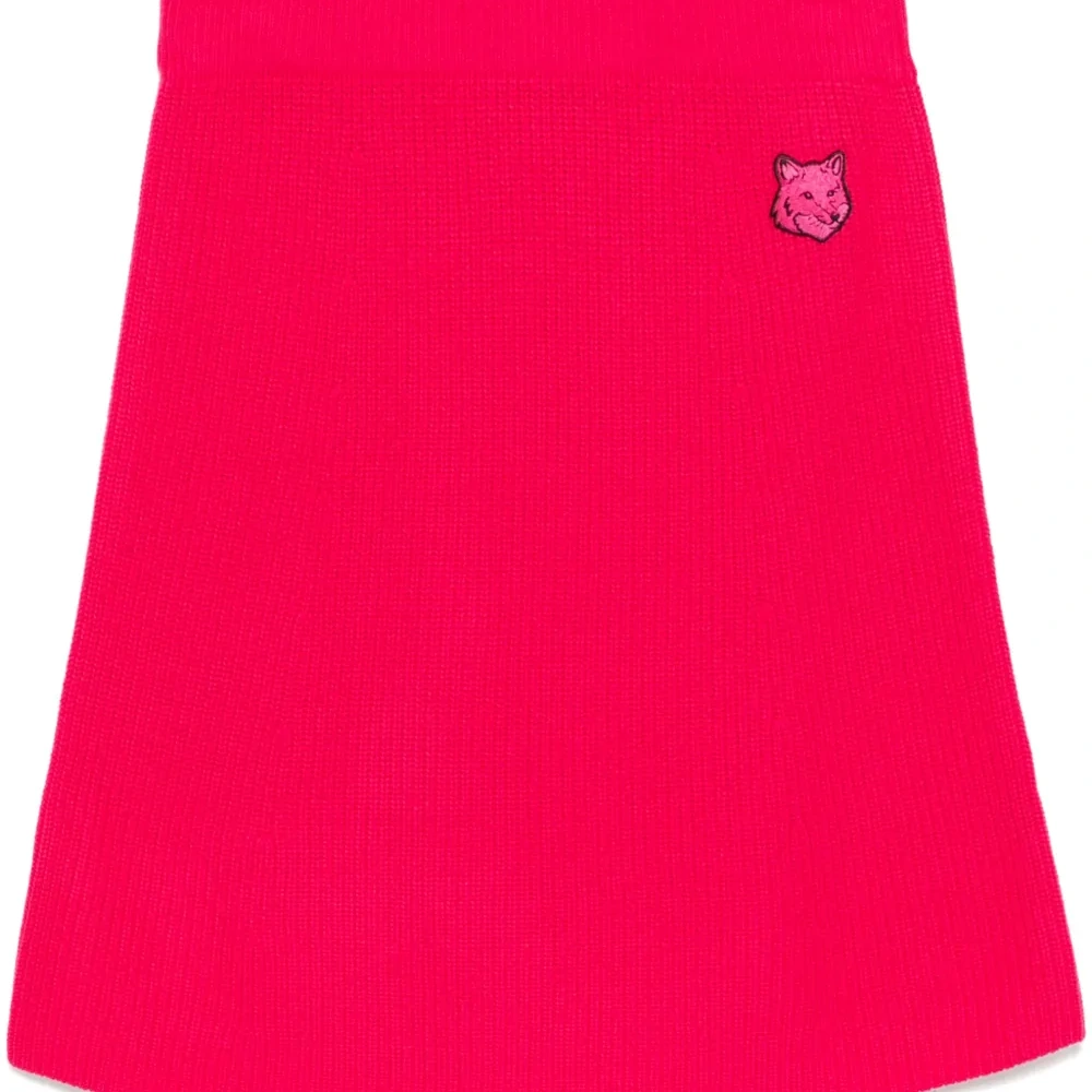 Короткая юбка в рубчик с нашивкой