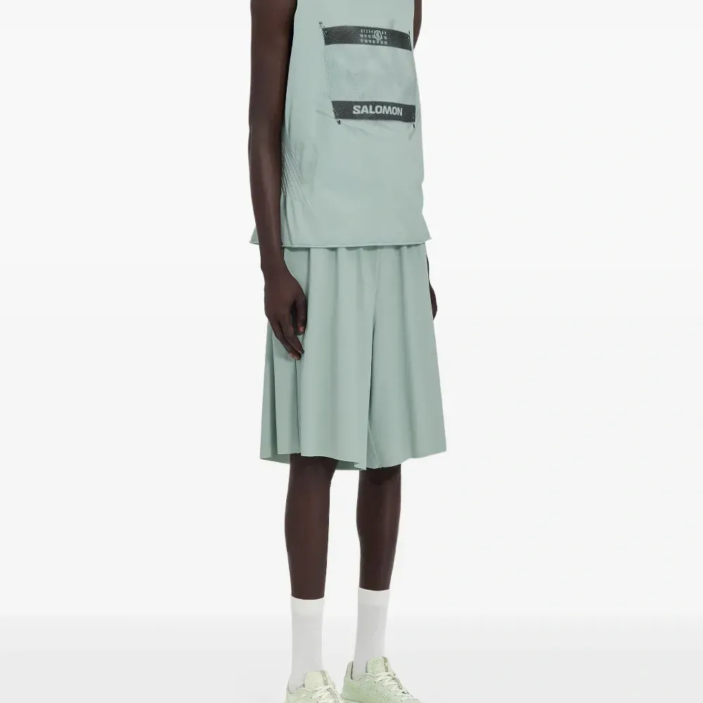 топ с логотипом из коллаборации с Salomon