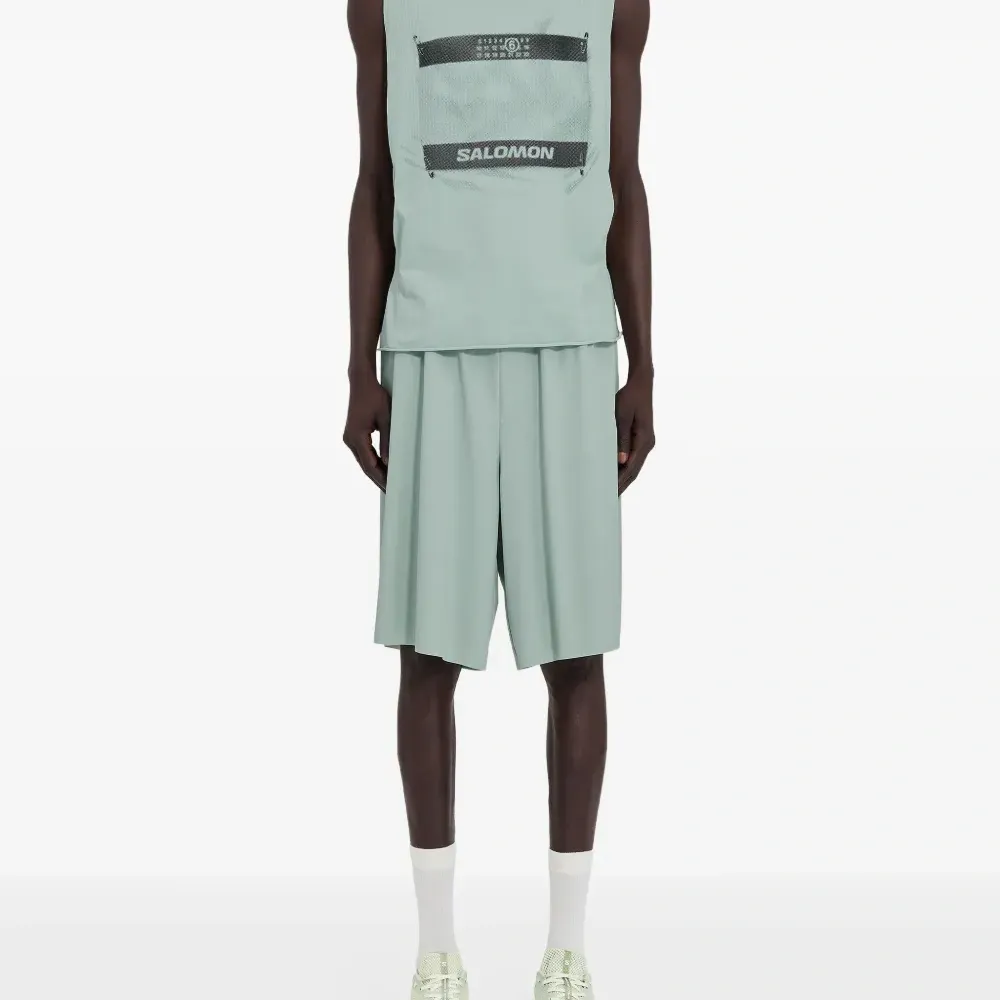 топ с логотипом из коллаборации с Salomon