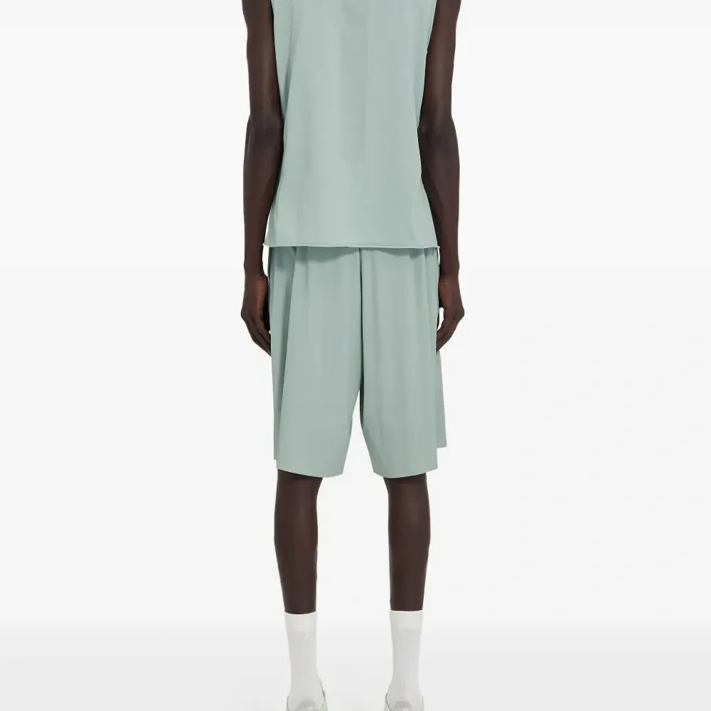 топ с логотипом из коллаборации с Salomon