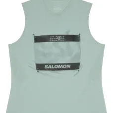 топ с логотипом из коллаборации с Salomon