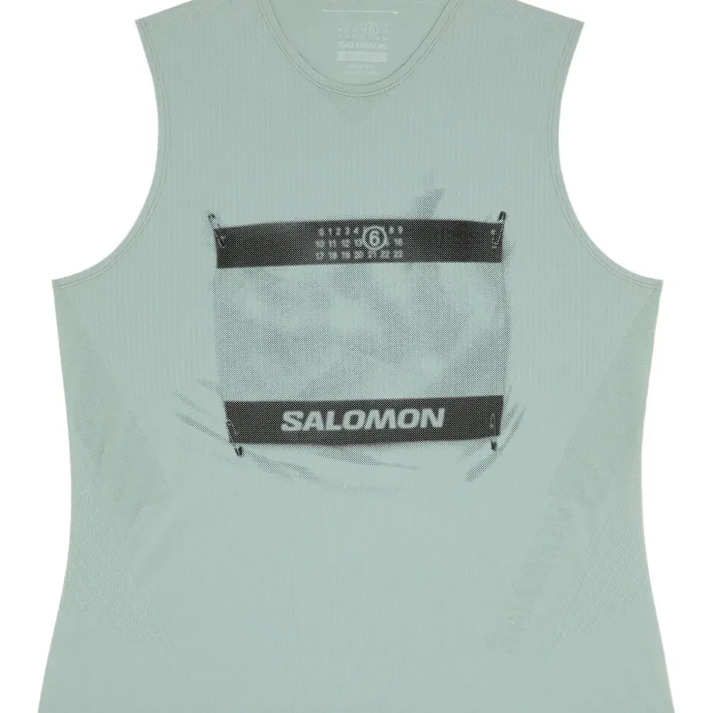 топ с логотипом из коллаборации с Salomon