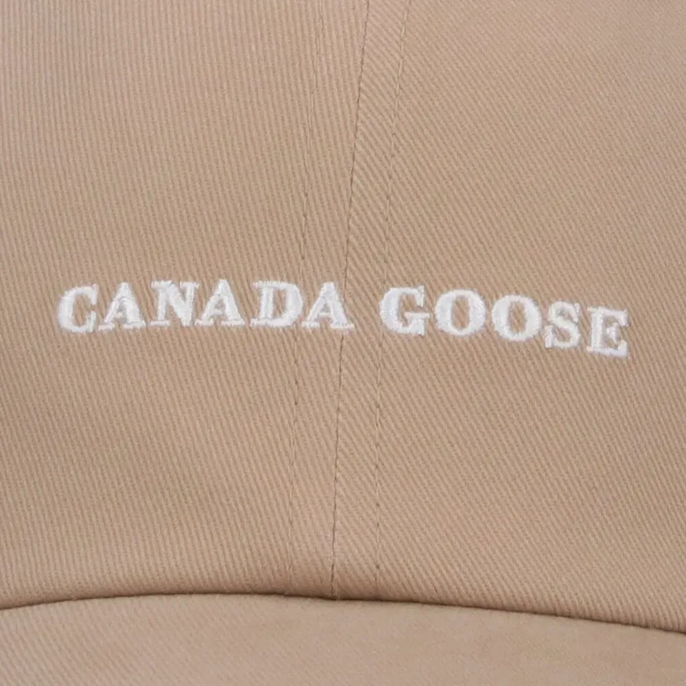 Кепка с вышитым логотипом