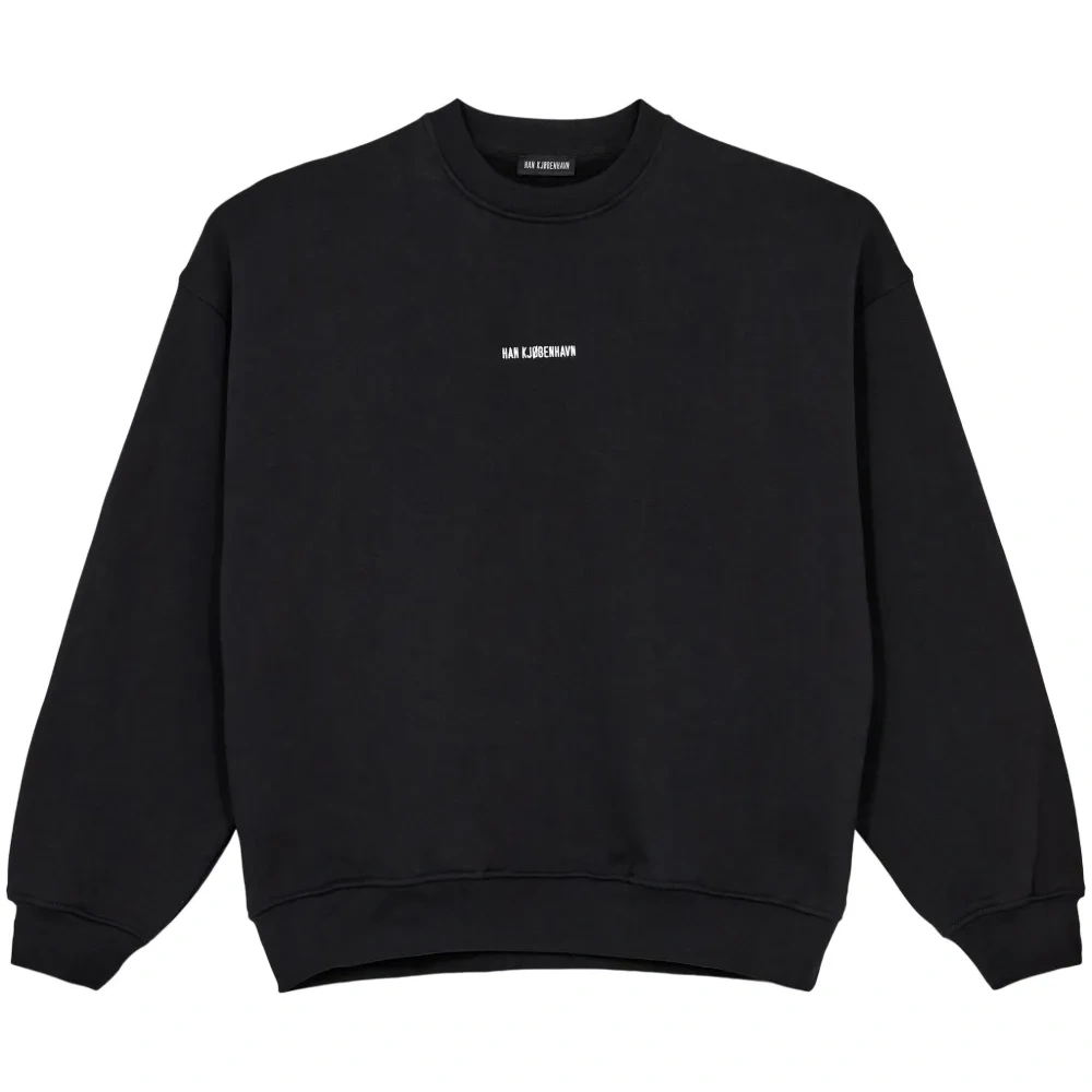 Свитер с вышитым логотипом