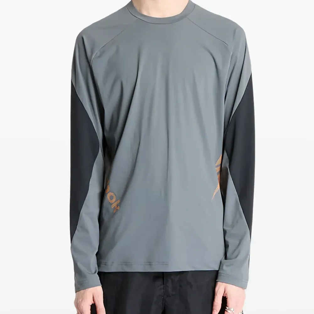 Футболка с логотипом