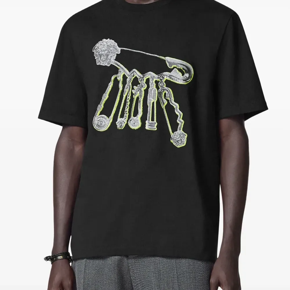 Футболка с декором Safety Pin