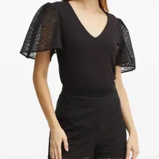 Блузка с кружевными рукавами