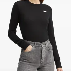 Вязаное изделие с вышивкой и круглым вырезом