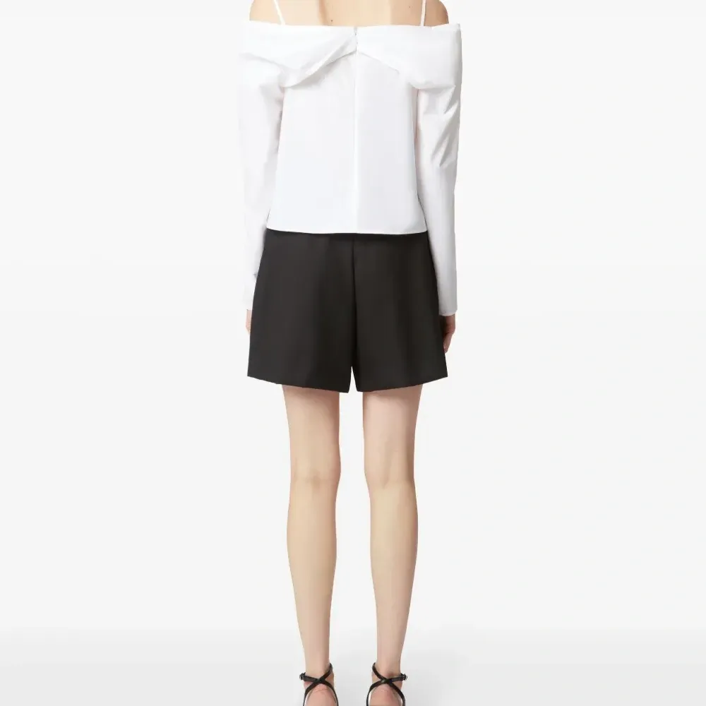 Блузка с открытыми плечами