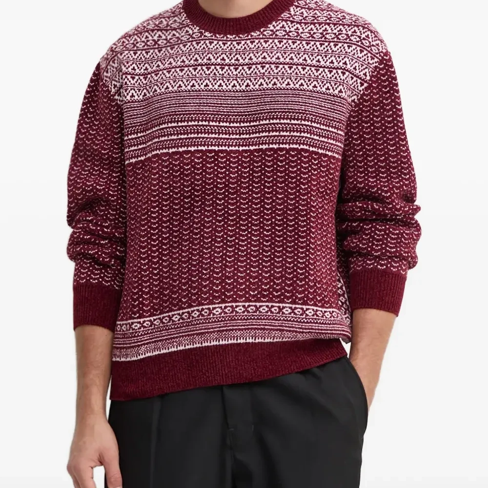 Свитер с узором и круглым вырезом