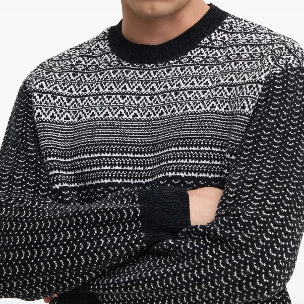 Свитер с узором и круглым вырезом