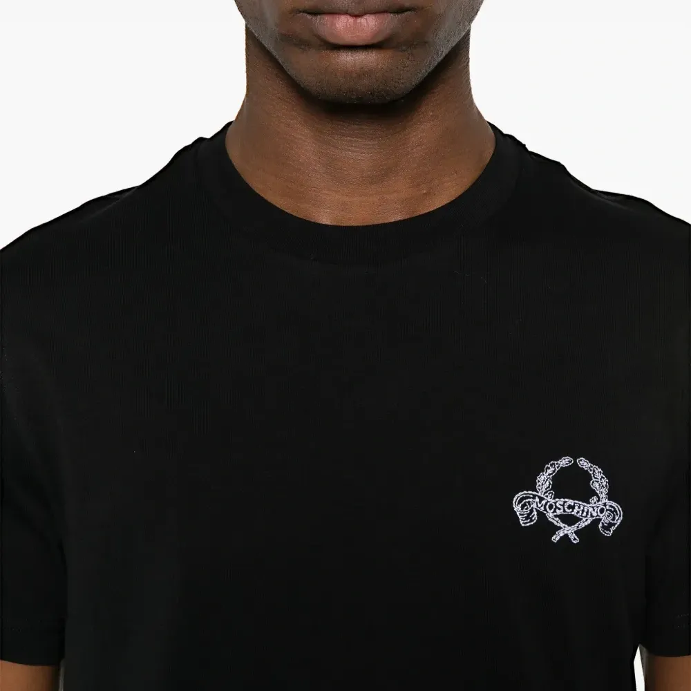 Футболка с вышитым логотипом