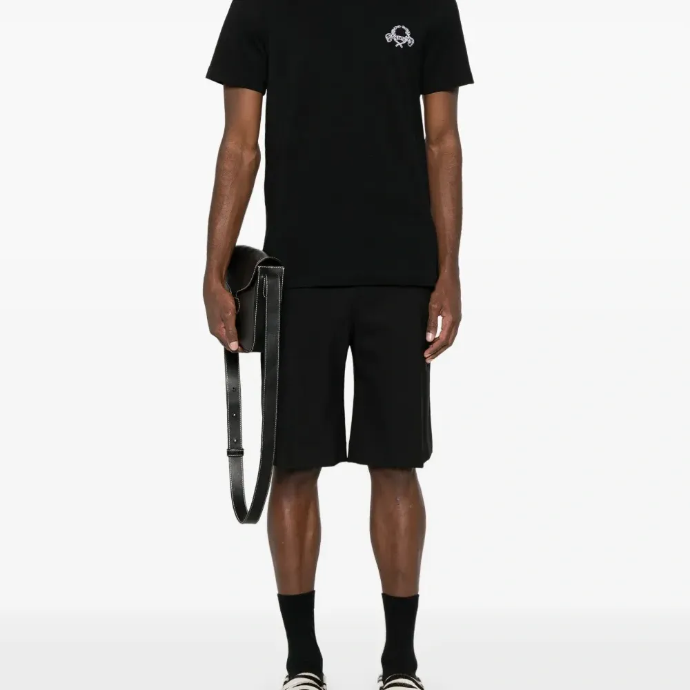 Футболка с вышитым логотипом