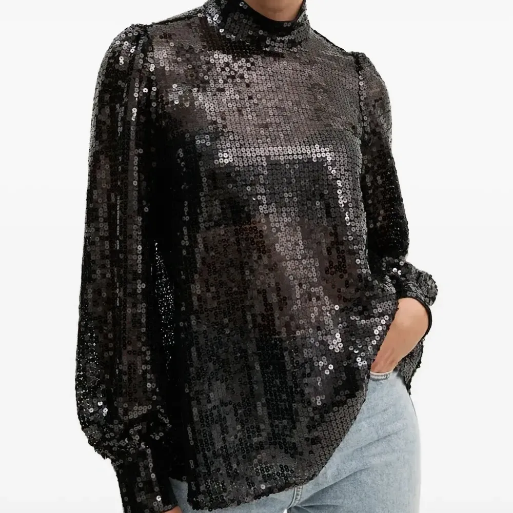 Блуза Whitney с высоким воротом и пайетками