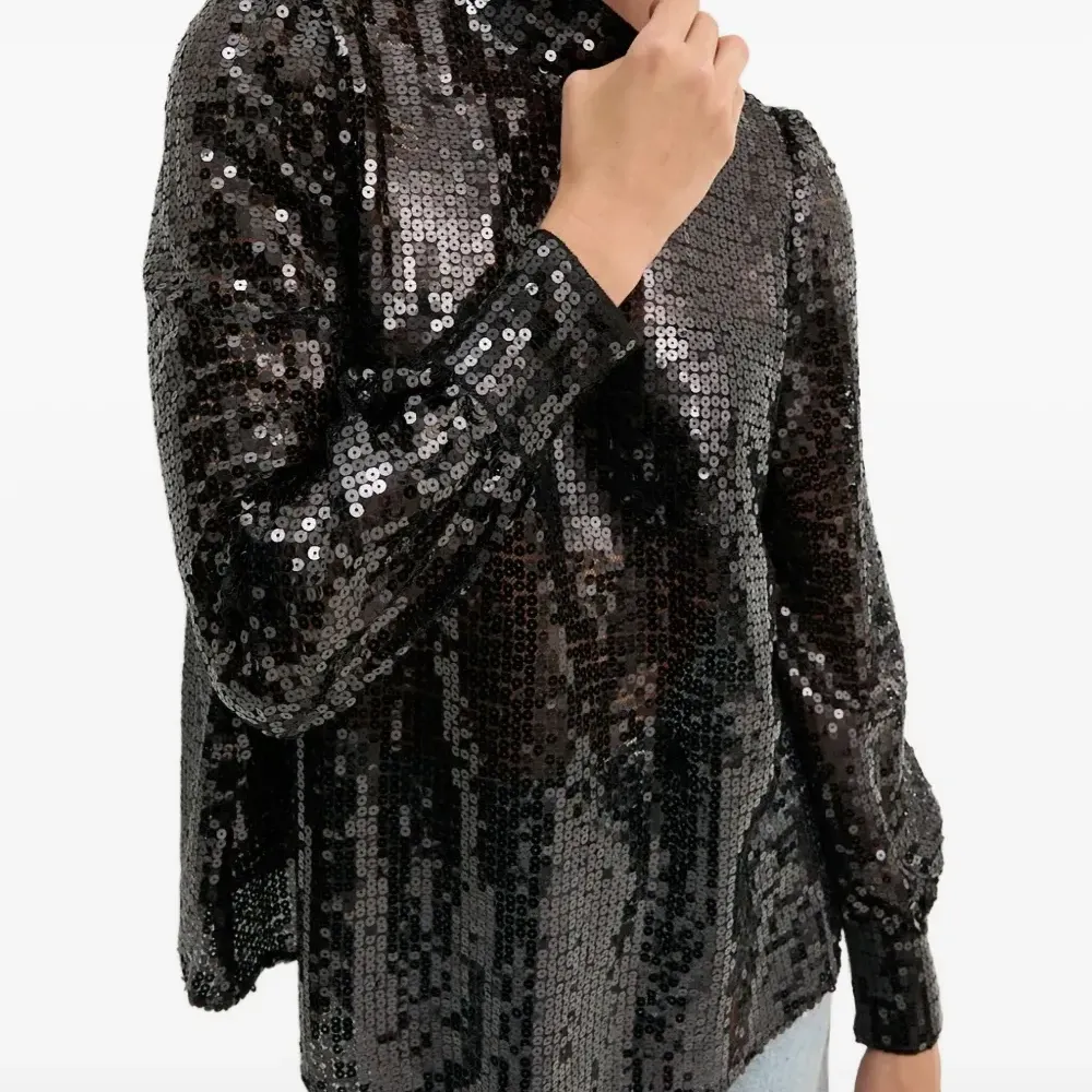 Блуза Whitney с высоким воротом и пайетками