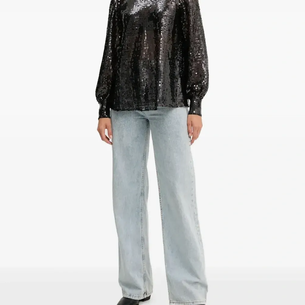 Блуза Whitney с высоким воротом и пайетками