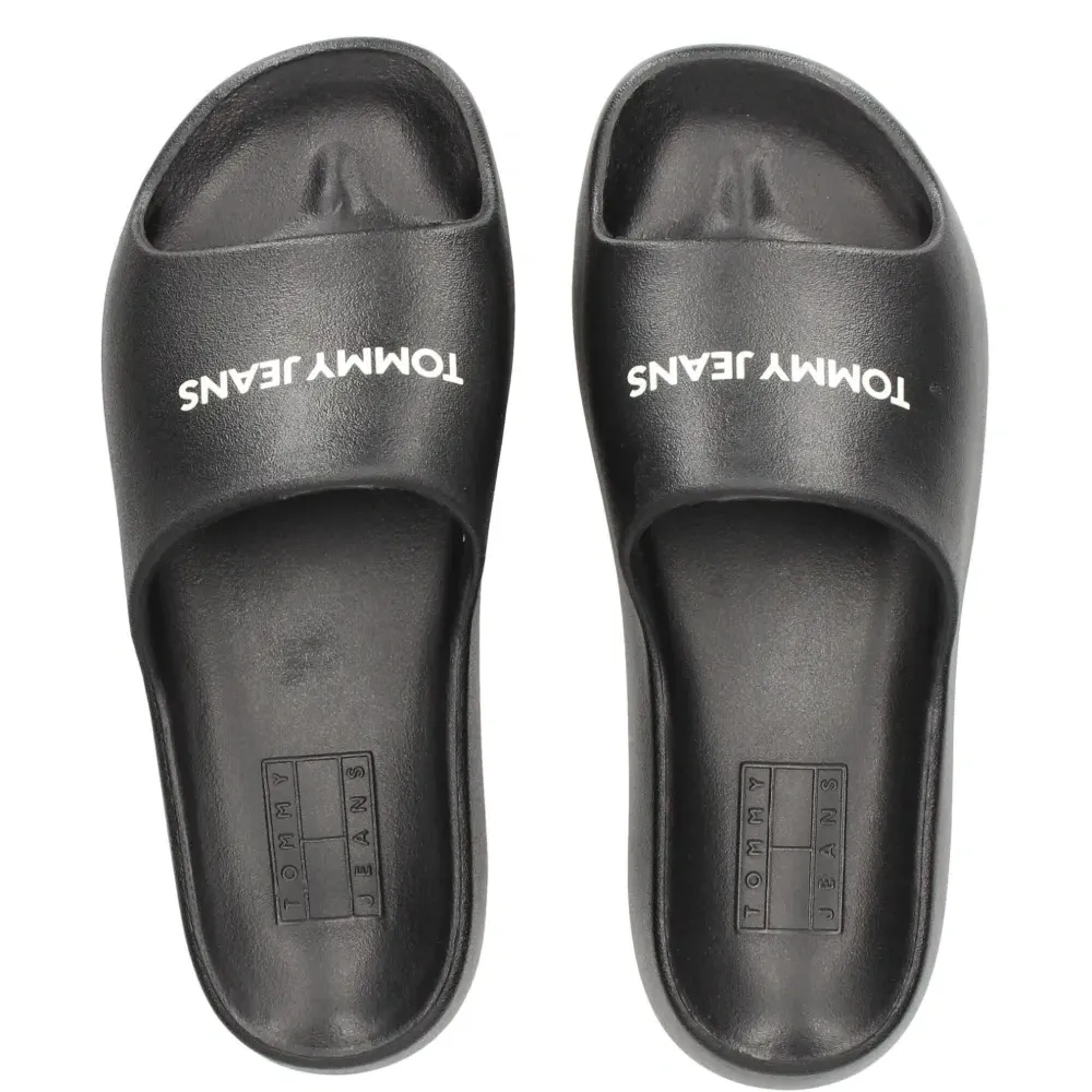 Шлепанцы с логотипом Шлепанцы с логотипом