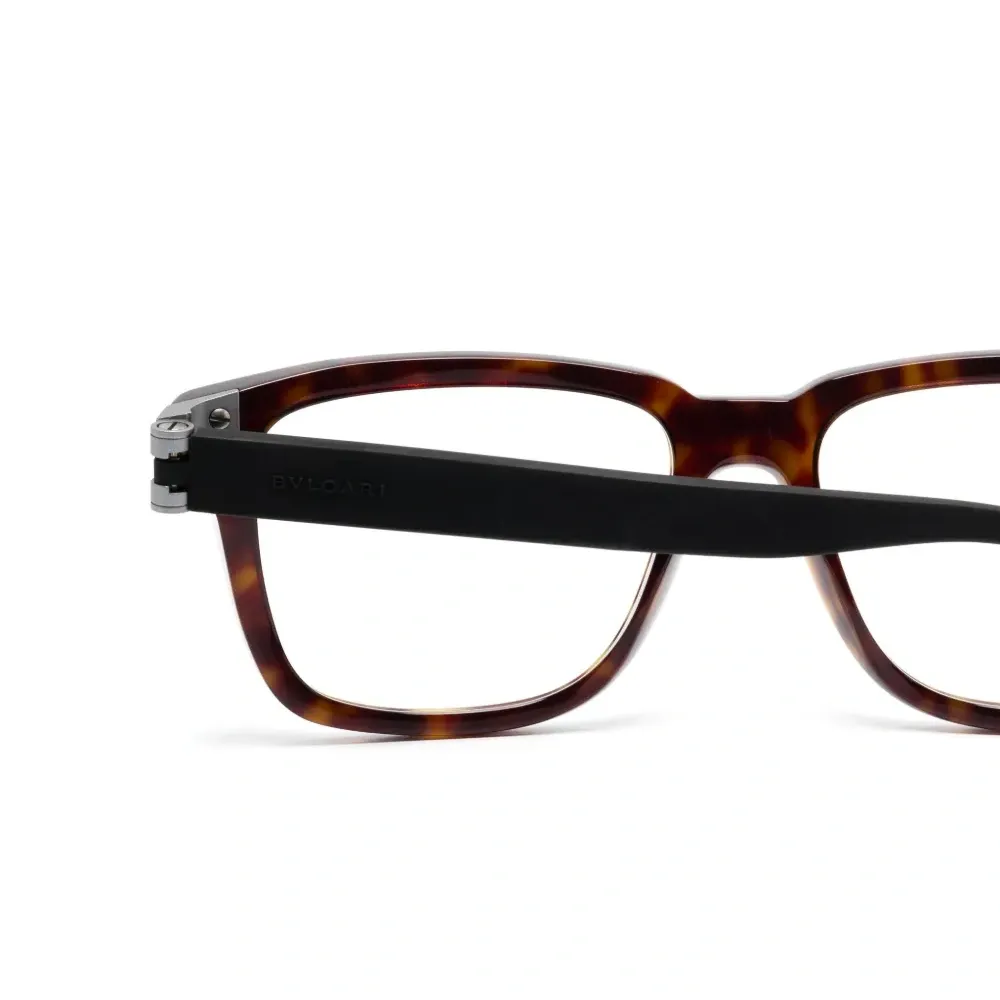 Очки в квадратной оправе