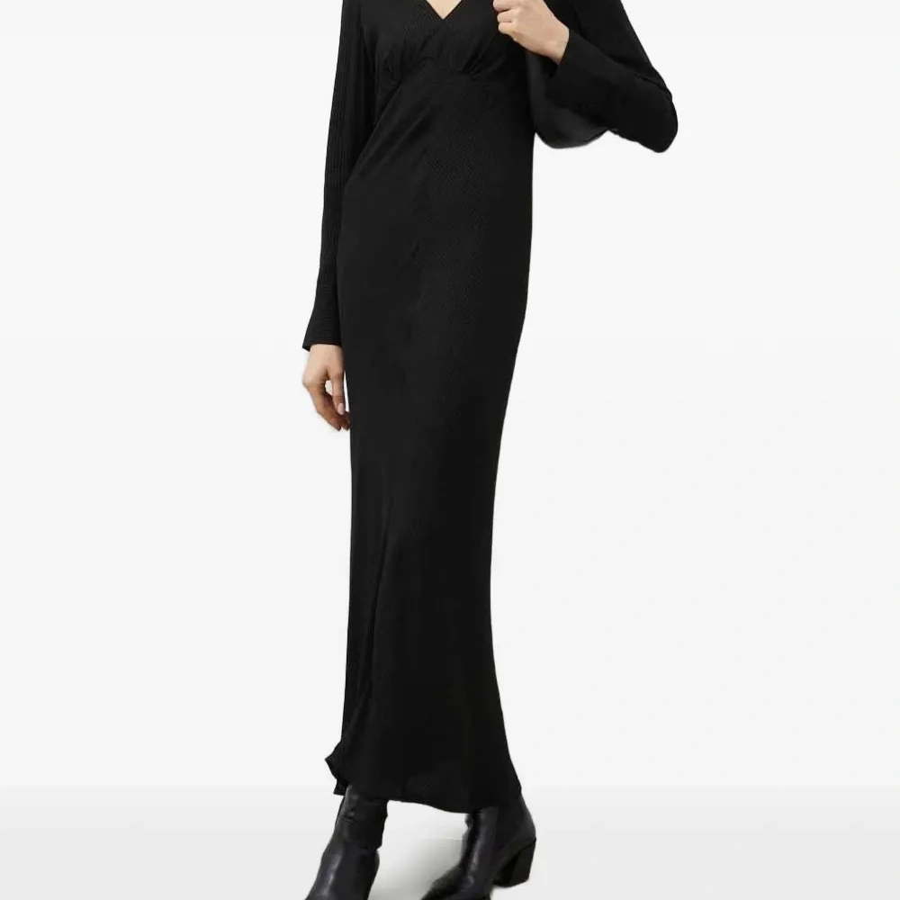 Макси-платье с длинными рукавами и V-образным вырезом