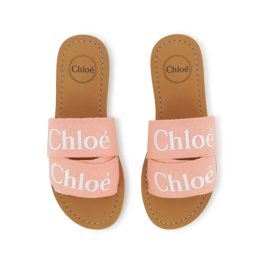 Шлепанцы с логотипом