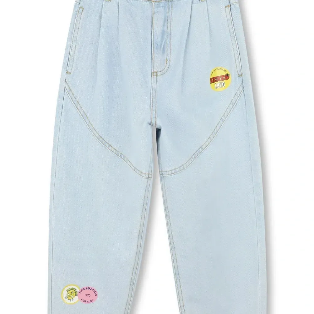 Джинсы с нашивкой