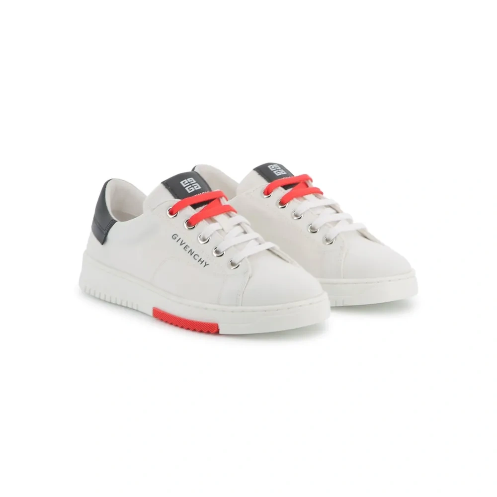 Кроссовки с логотипом