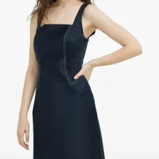 Мини-платье с квадратным вырезом и отделкой швами