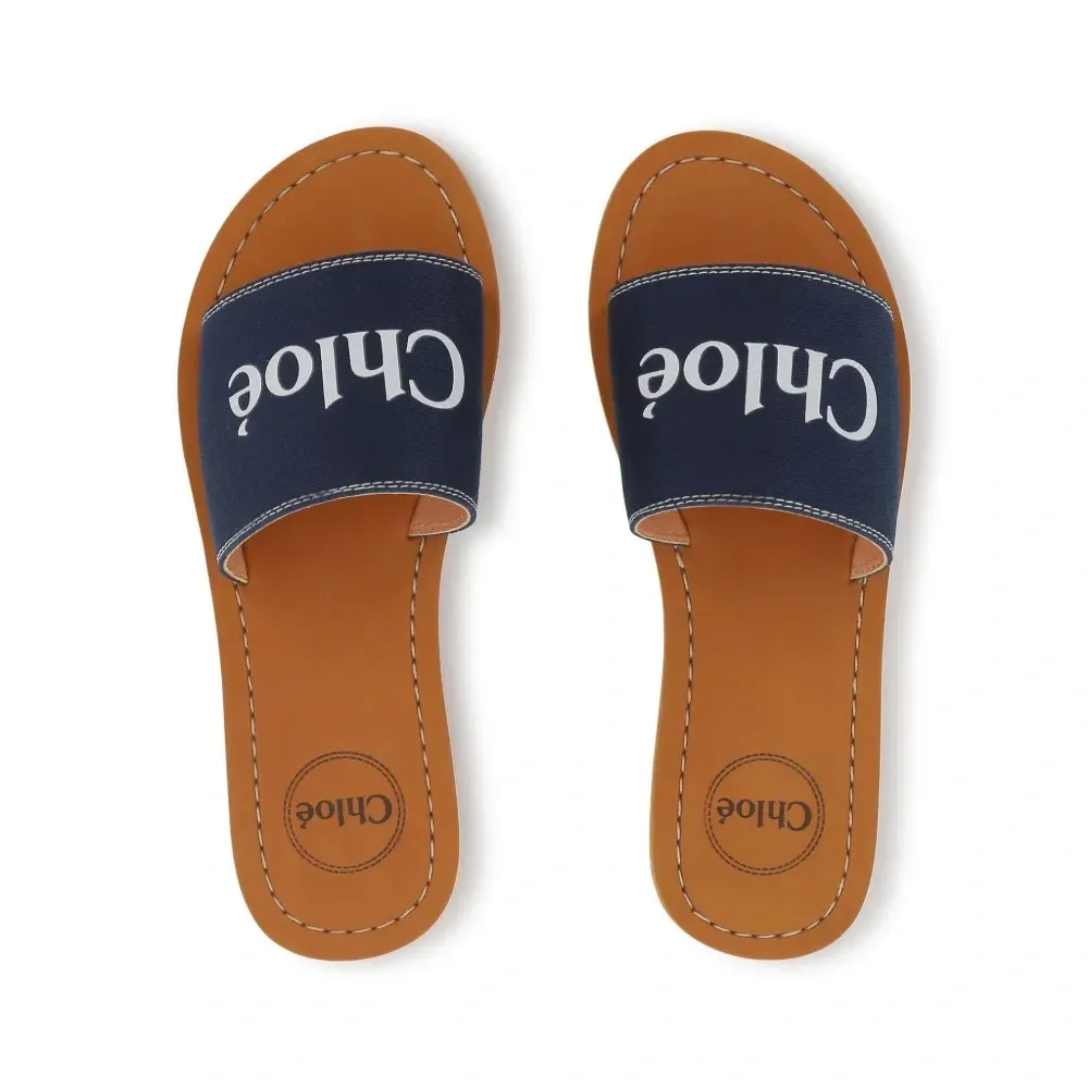 Шлепанцы с логотипом Шлепанцы с логотипом