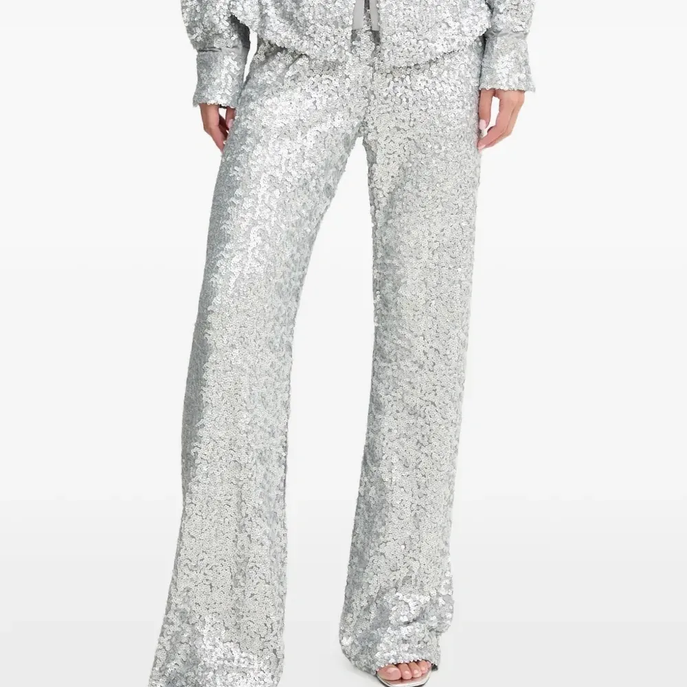 Брюки, украшенные пайетками