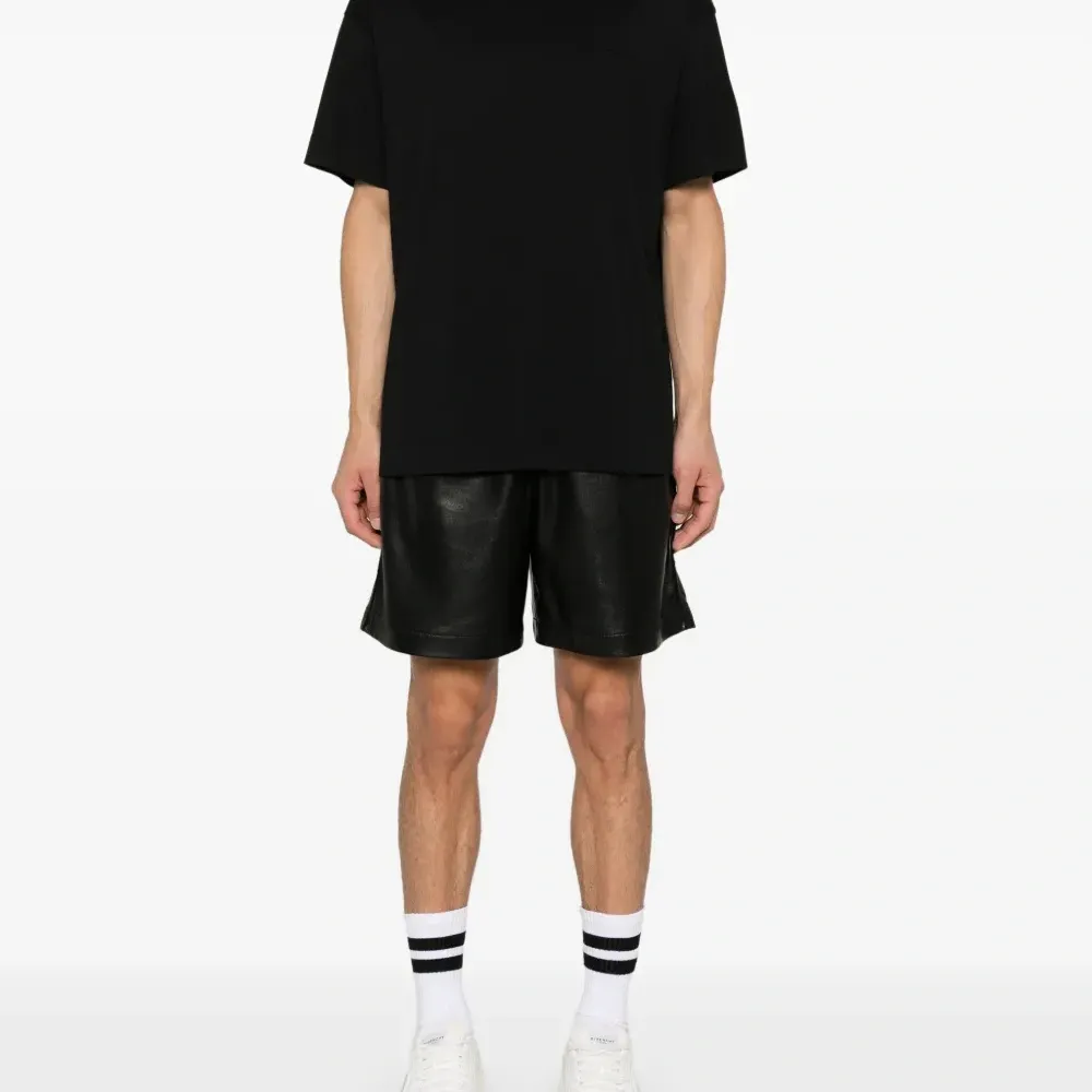 Футболка с тисненым логотипом Футболка с тисненым логотипом