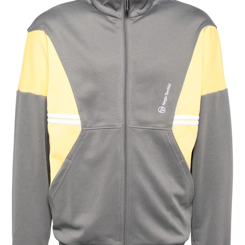 Спортивная куртка с вышивкой