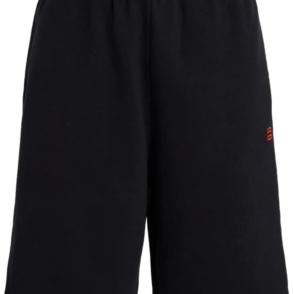 Спортивные шорты с вышитым логотипом