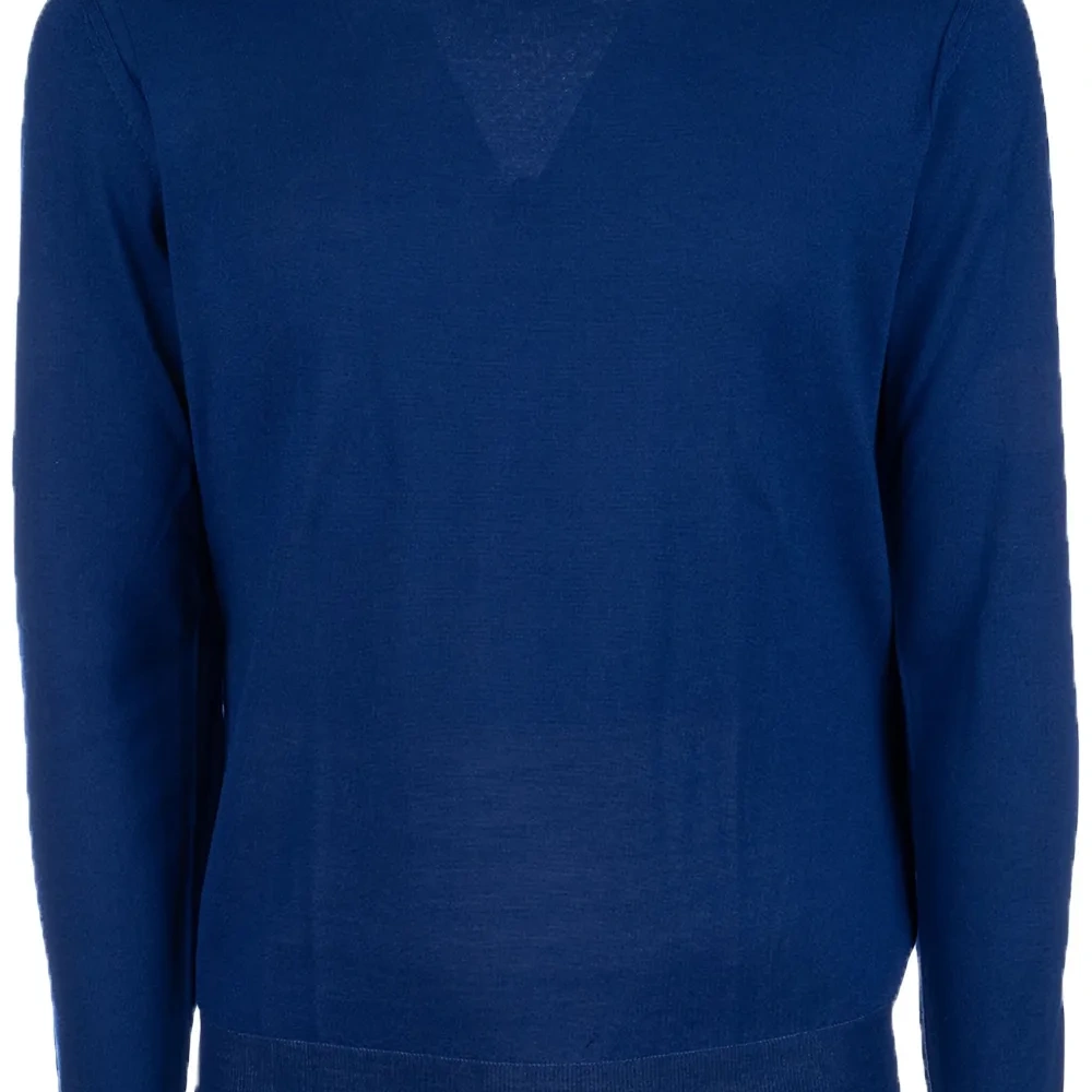 Свитер с круглым вырезом