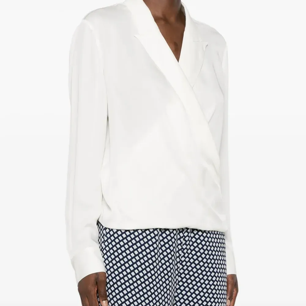 Блузка с заостренными лацканами Блузка с заостренными лацканами